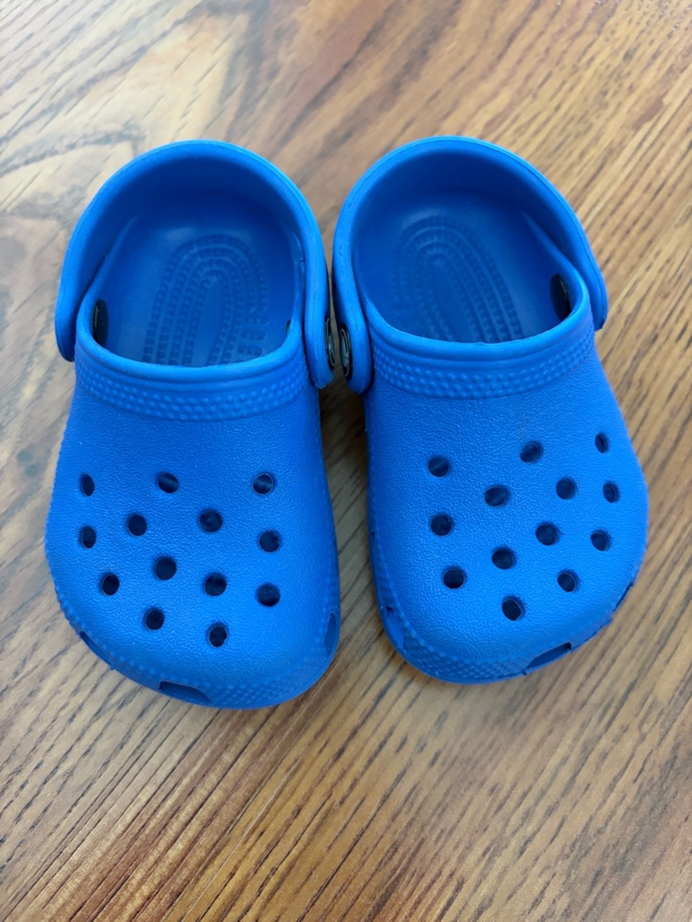 CROCS infant baby Bright Blue Classic Clogs size 2/3